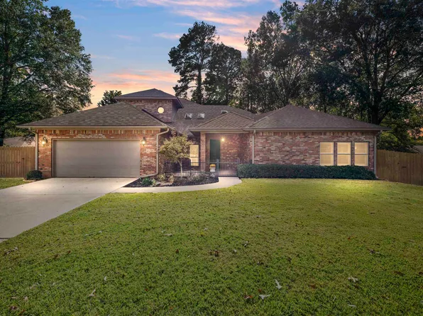 800 Trenton Ct, Longview, TX 75601