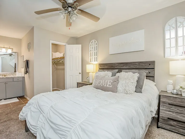 Del Lago Apartments — Photo 20