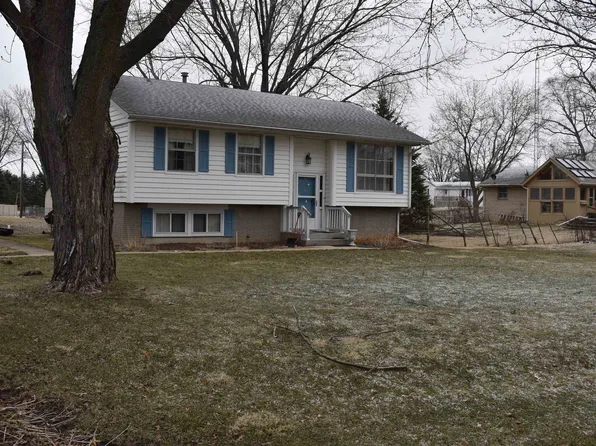 7550 Denrick Dr, Cherry Valley, IL 61016