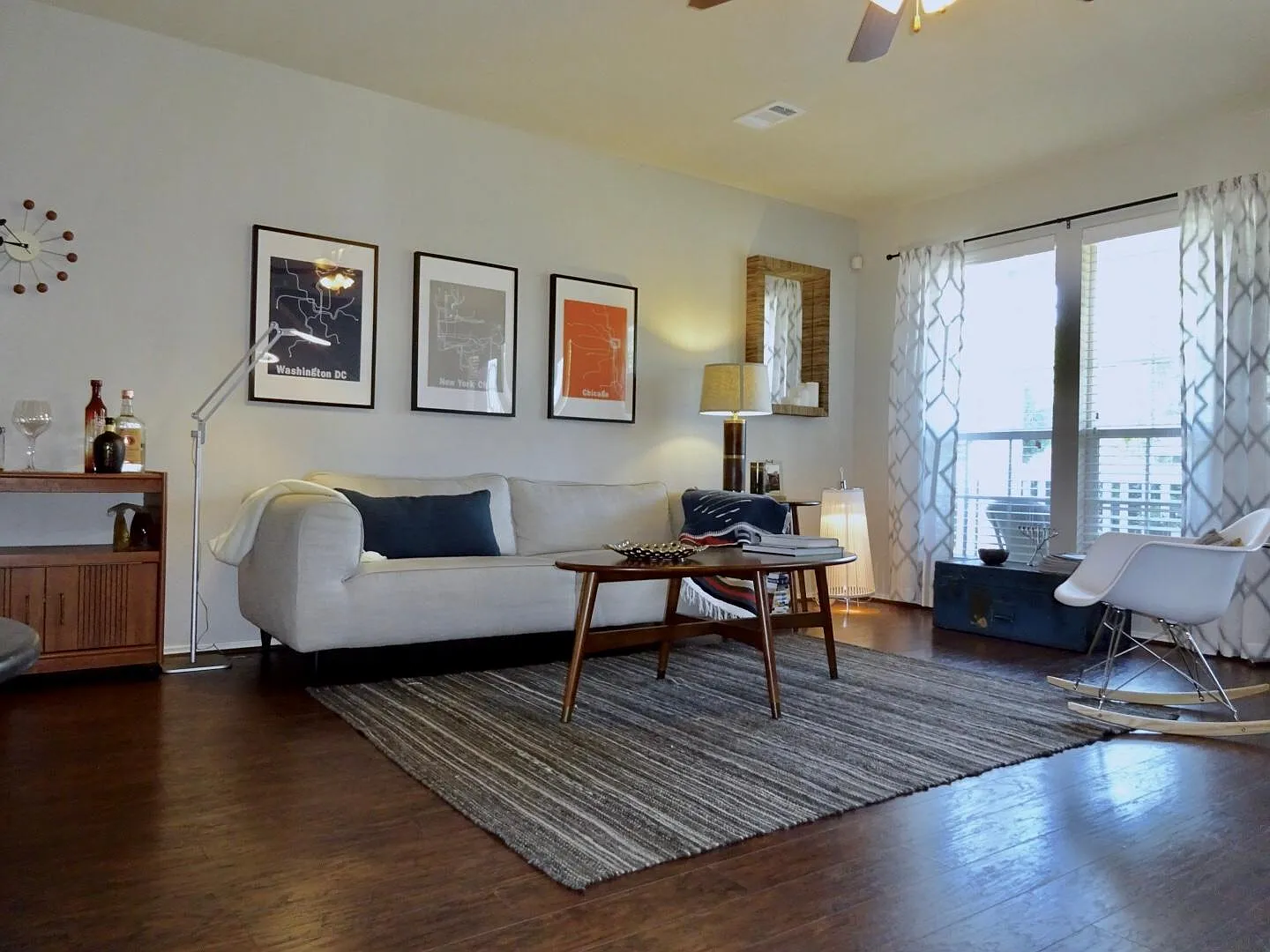 3 bed, 1352 sqft, $1,875 — Photo 2
