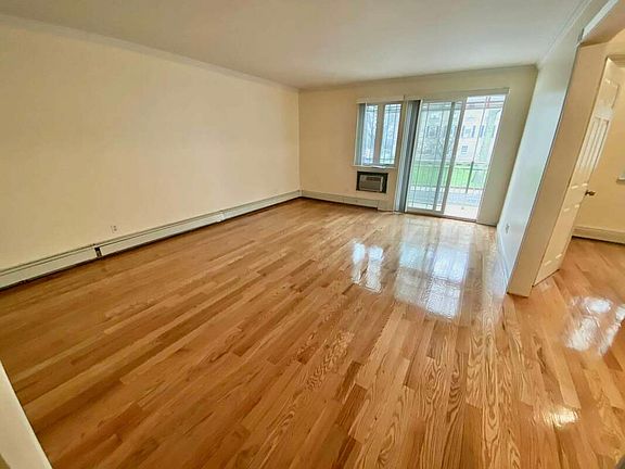 5th image of 30-06 Hobart St #2L