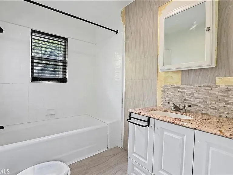 Upstairs full bathroom