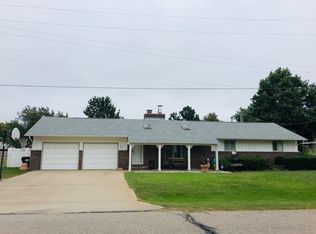 317 N Blue Spruce Rd, Hutchinson, KS 67502
