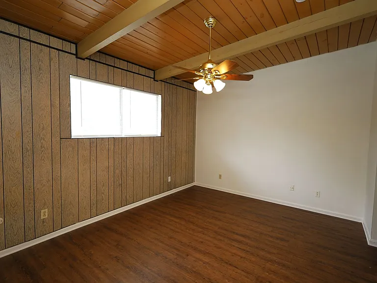 207 E Moore St — Photo 2