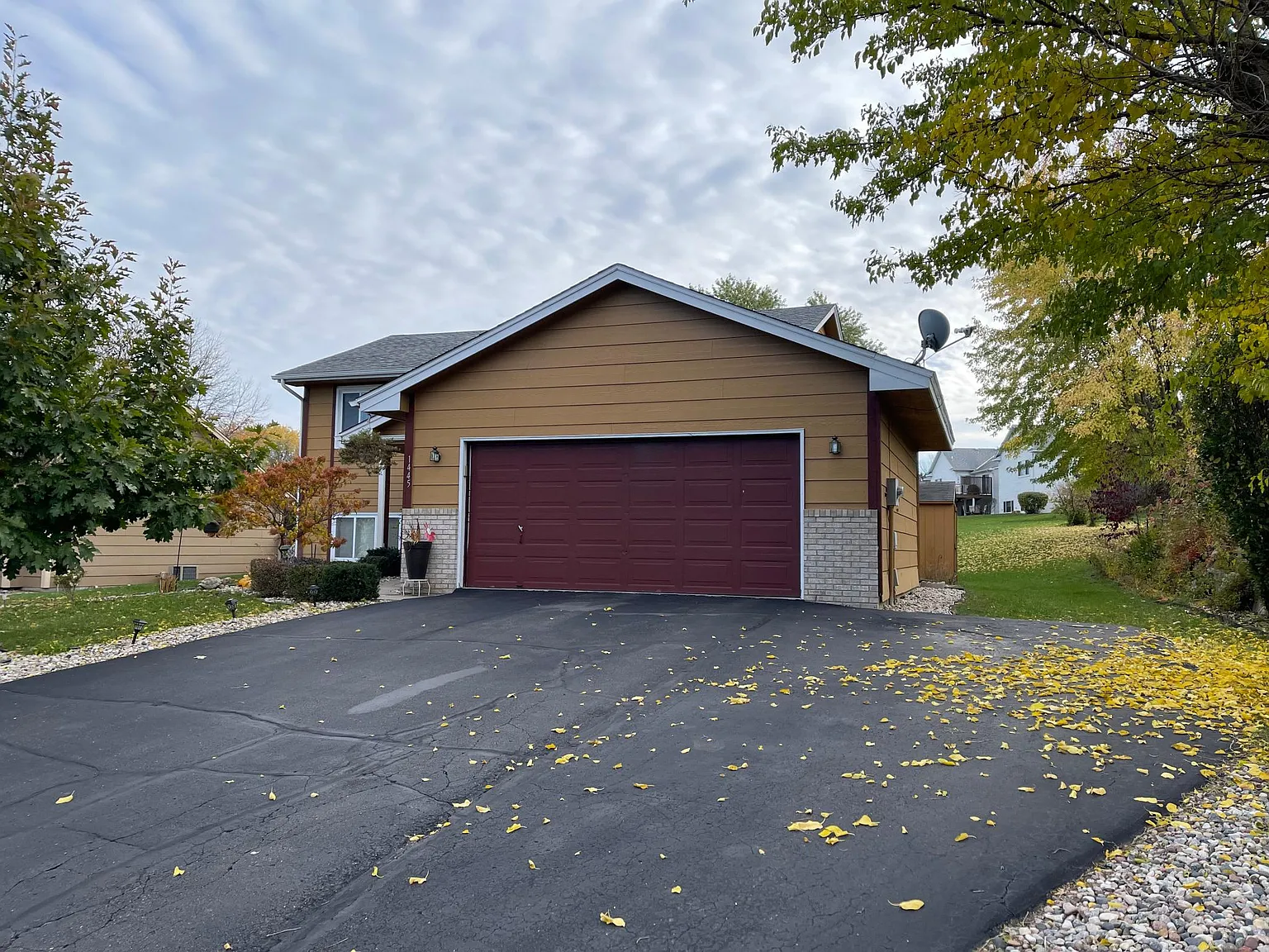 1445 Sage Ln — Photo 2