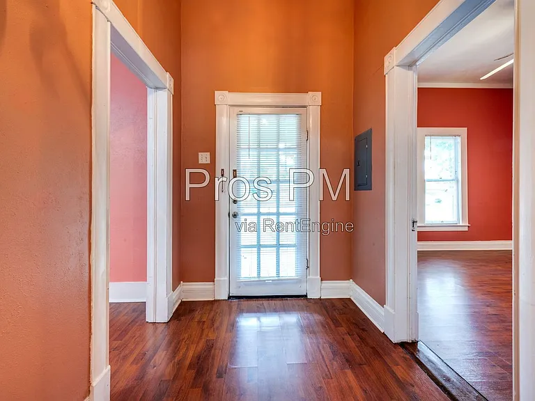 912 N Elm St — Photo 3