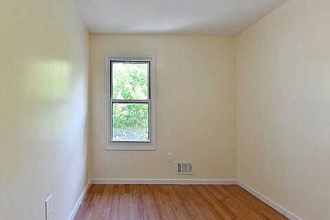 4th image of 200 Arlington Pl