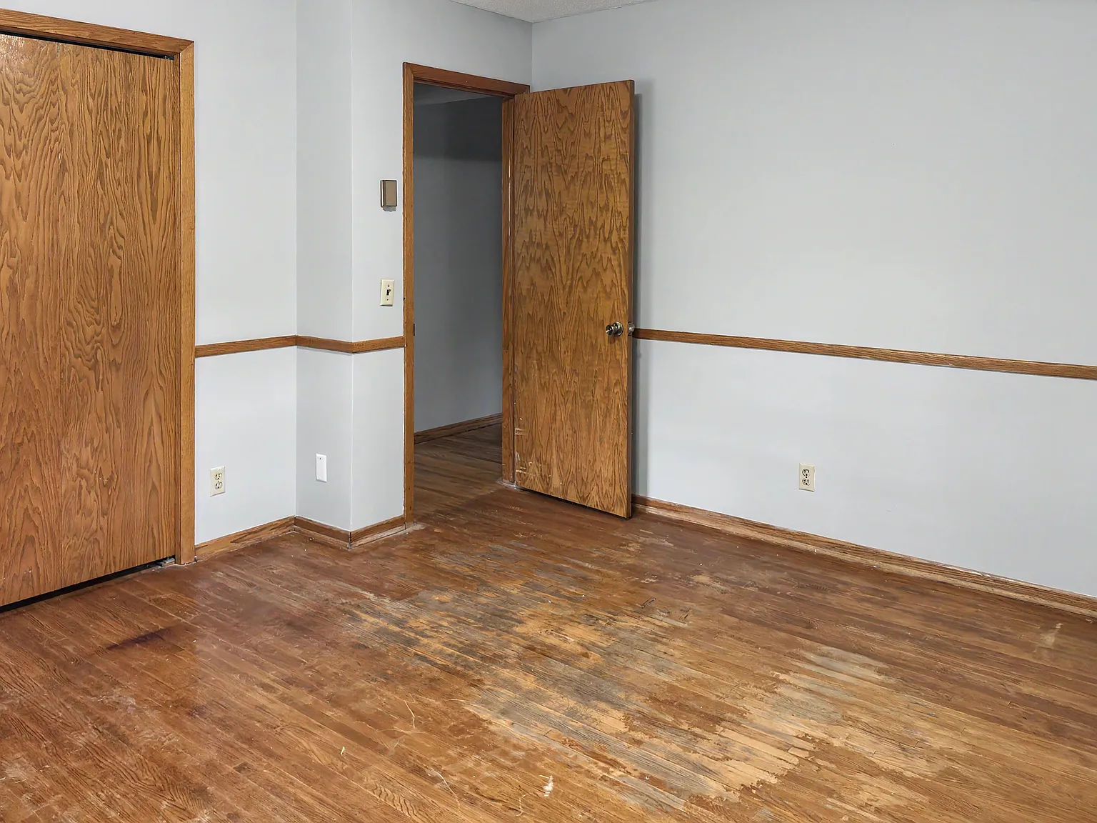Great 4BR house with mature trees! — Photo 3