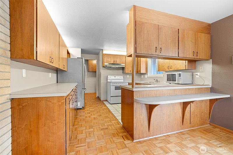 5th image of 1605 126th Street SE