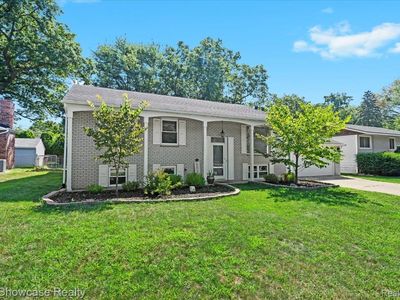 2370 Roselawn St, Wolverine Lake, MI, 48390