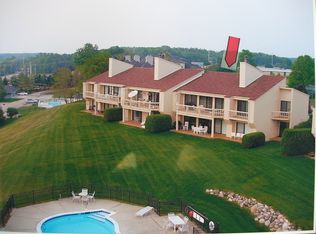 1028 Marina Bluff Dr, Charlevoix, MI 49720