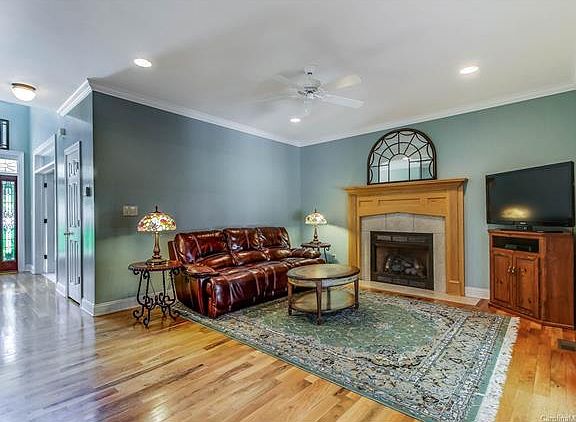 5th image of 835 Savannah Place Dr