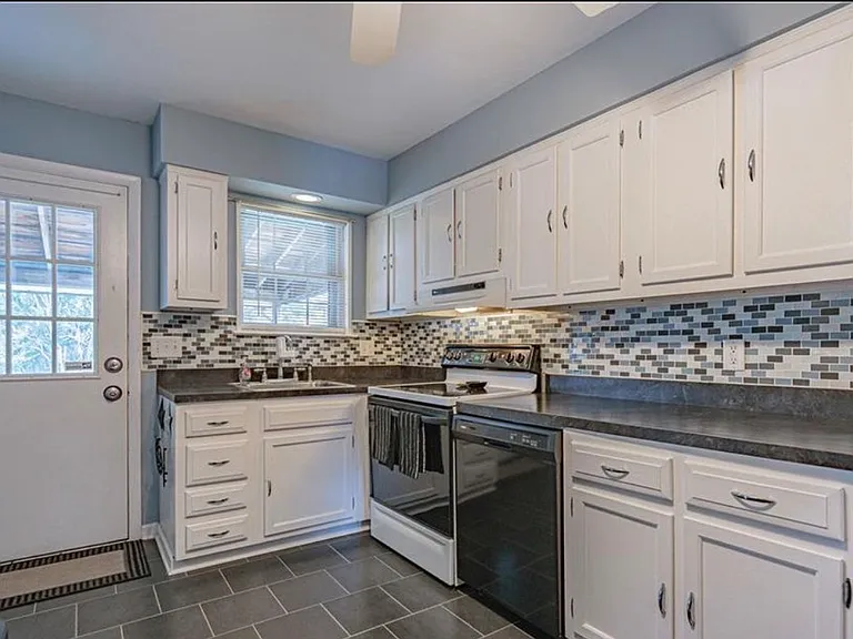 5727 Greens Dr — Photo 10