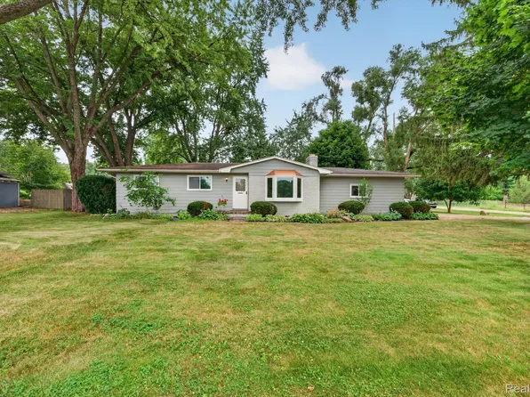 5991 Maybee Rd, Clarkston, MI 48346