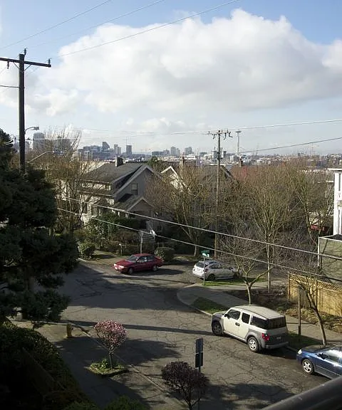 2210 Franklin Ave E (M) Franklin House — Photo 1