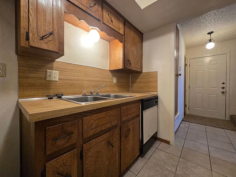 2304 Wales Cir #B — Photo 6