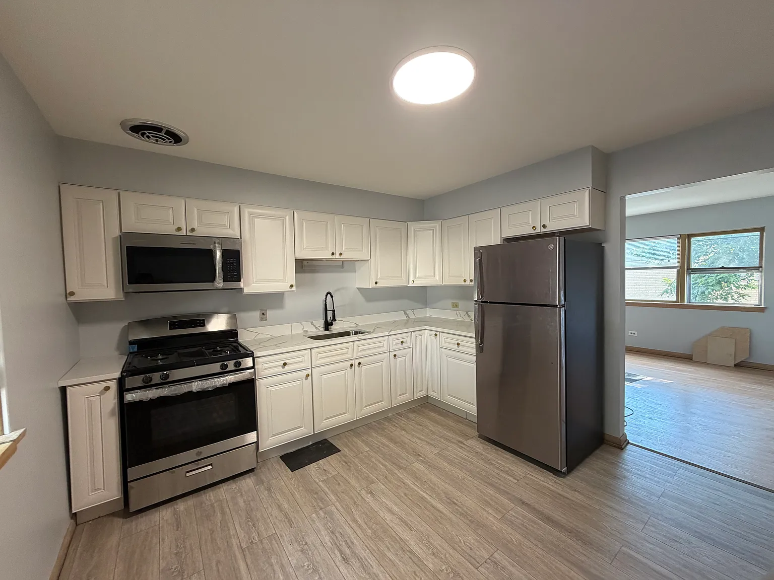 2 bed, 1100 sqft, $1,800 — Photo 1
