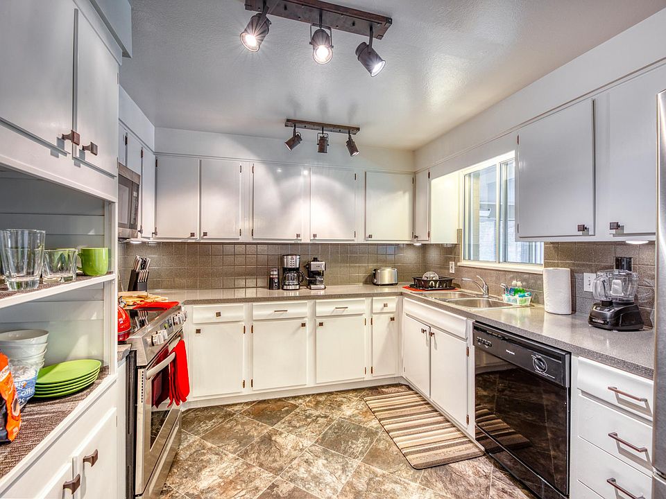 Fully equipped beautiful, modern kitchen with coffee maker, blender, toaster etc.