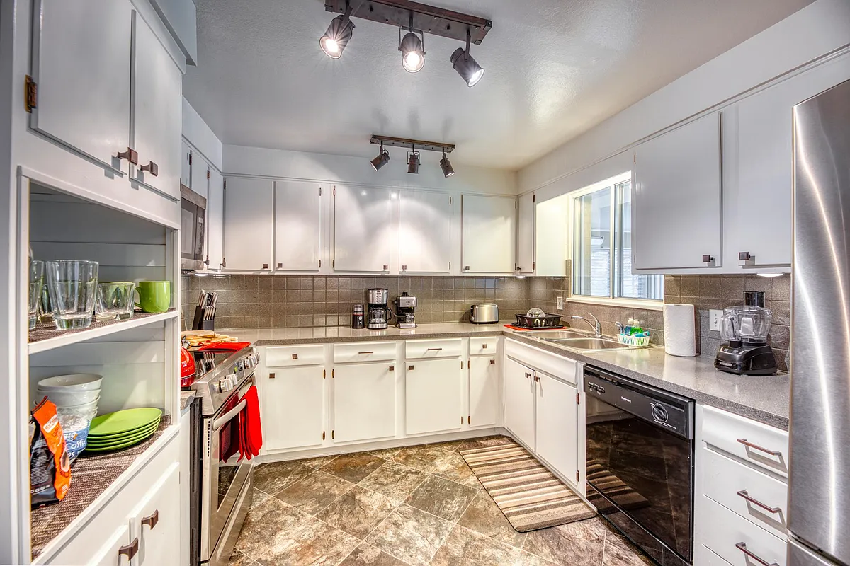 Fully equipped beautiful, modern kitchen with coffee maker, blender, toaster etc. - 1735 Upham St #A