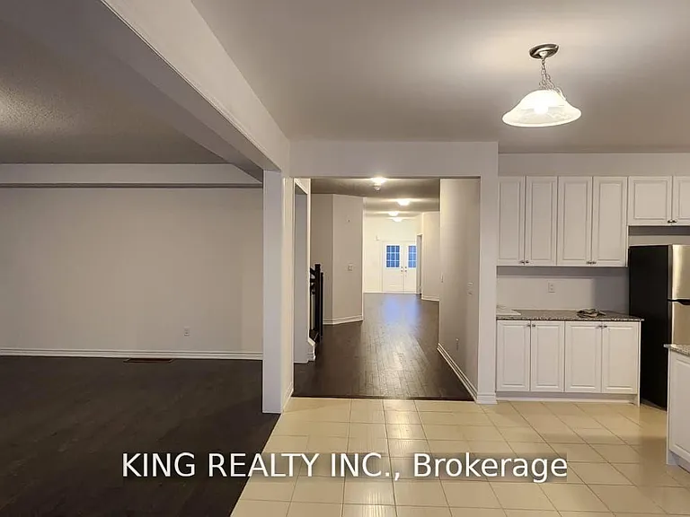 373 Russell St — Photo 3