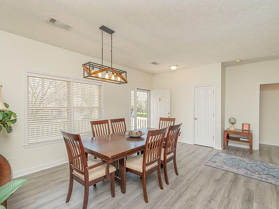 4th image of 17 Emerald Rdg