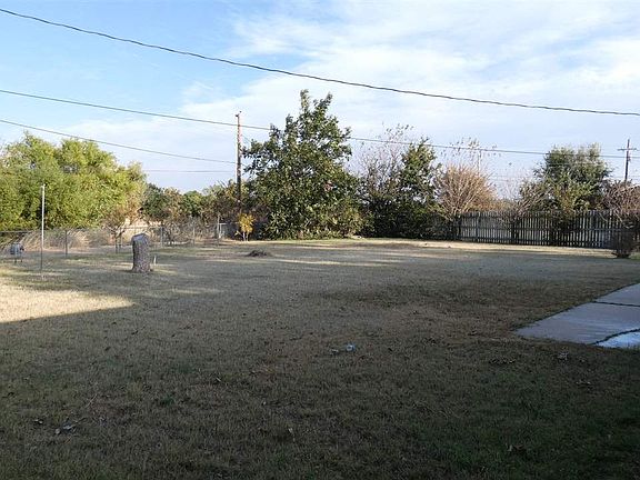 3rd image of 524 NE Cimarron Cir
