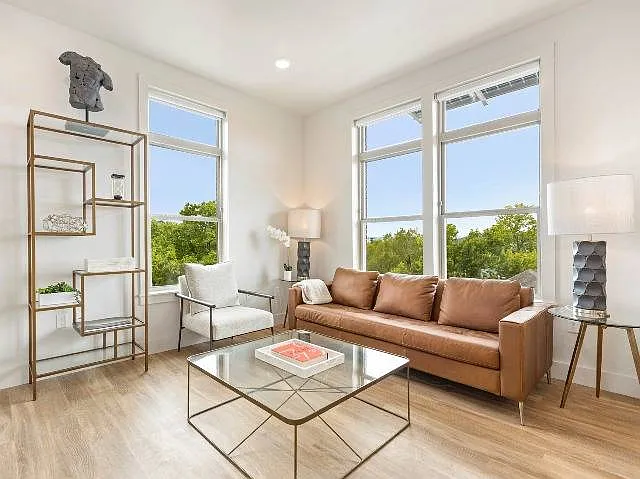 Natural light in every space (and blackout shades when you'd rather not) Natural light in every space (and blackout shades when you'd rather not)