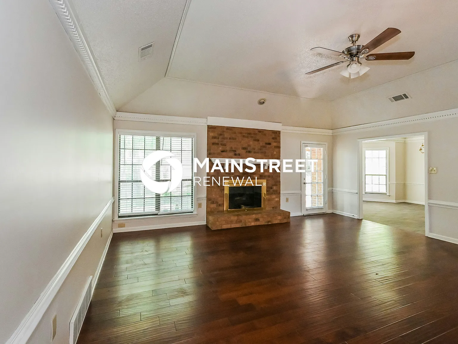 2239 Easton Dr — Photo 2