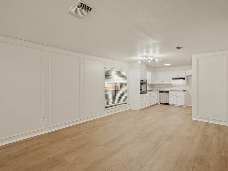 1622 Brown Trl — Photo 2