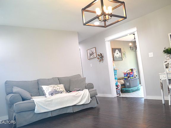 3rd image of 5021 Fleetwood Dr