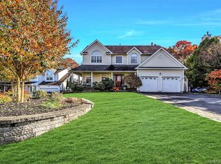 6 Laurel Crescent, Manorville, NY 11949