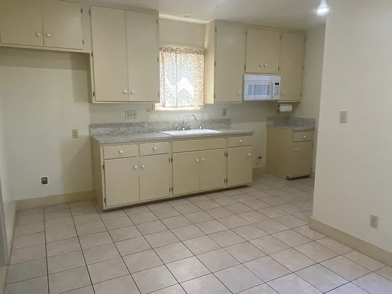 Kitchen & Dining Area