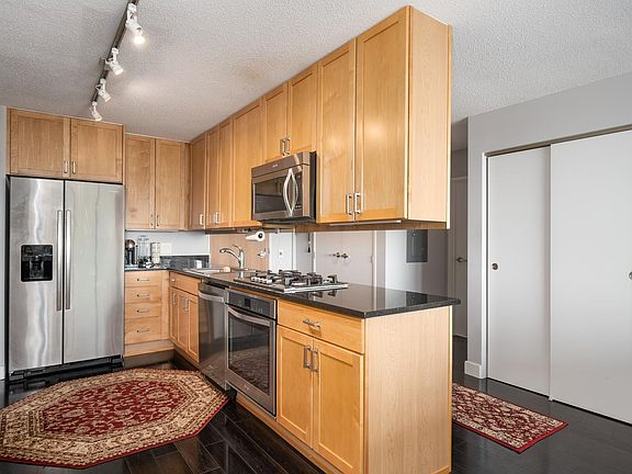 4th image of 9715 Woods Dr Unit 1403