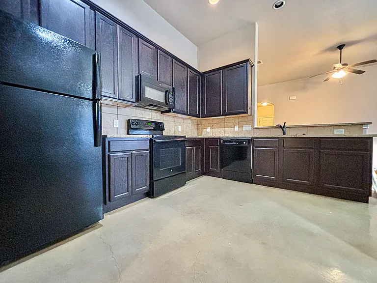 752 Saengerhalle Rd — Photo 8