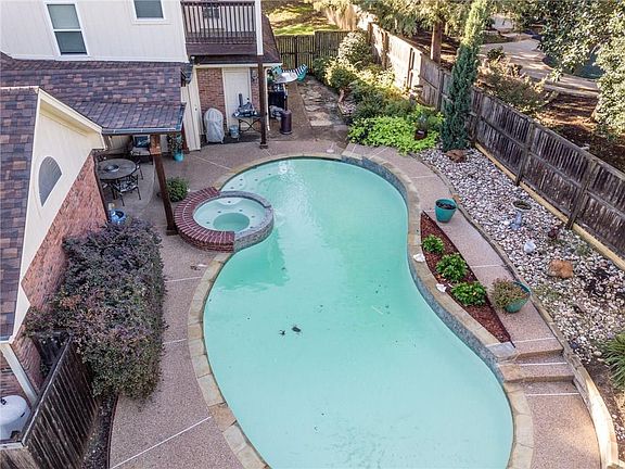 3rd image of 402 Longfellow Dr