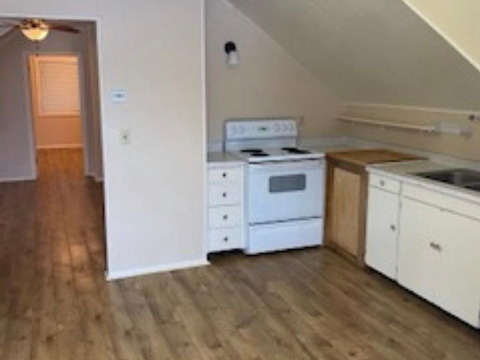 Right side of the kitchen