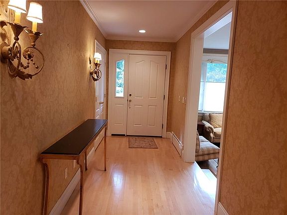 5th image of 73 E Hill Dr