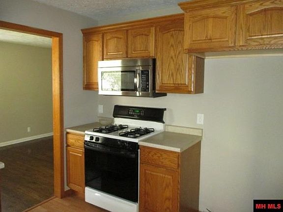 4th image of 1101 N Broadway Ave