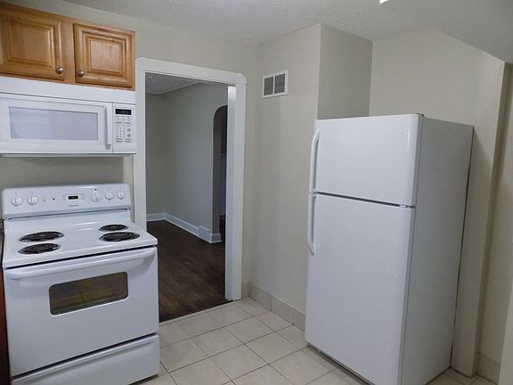 3rd image of 929 Woodford Ave