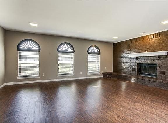 3rd image of 814 Saint Paul Ct