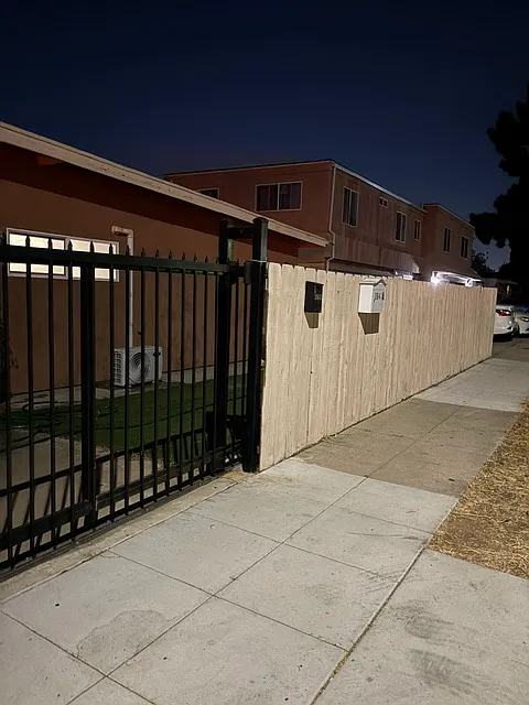 3 bed, 1100 sqft, $3,325 — Photo 2