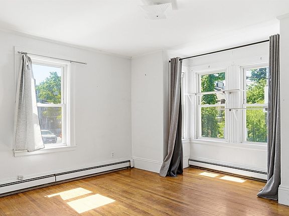 5th image of 8 Parker Pl
