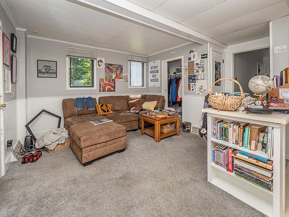 3rd image of 816 W Lovell St