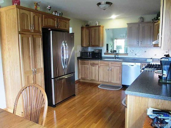 4th image of 22 Lakeside Cir