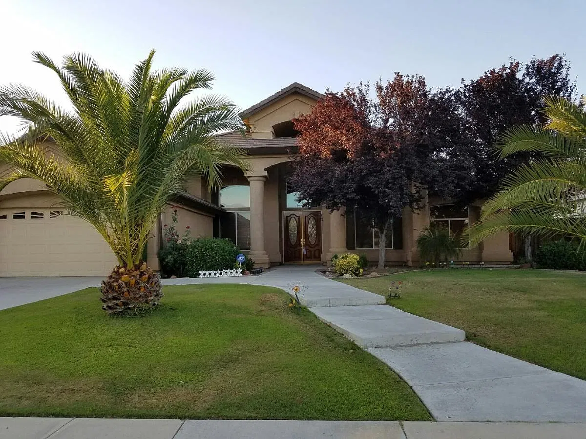 4 bed, 2.5 bath, 2500 sqft, $2,900 — Photo 2