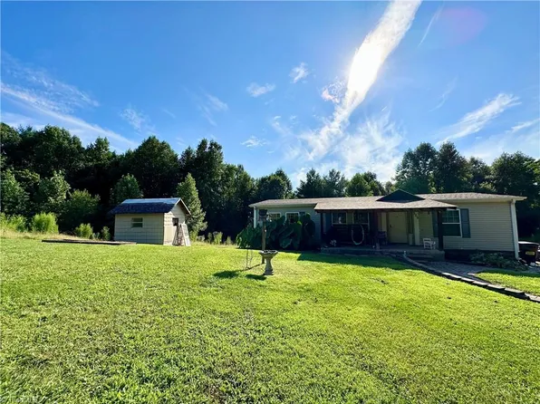 323 Badger Ridge Ln, North Wilkesboro, NC 28659