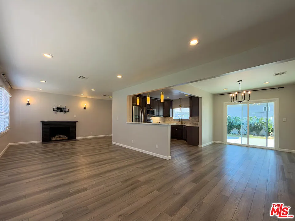2 bed, 1.5 bath, 1108 sqft, $3,250 — Photo 3
