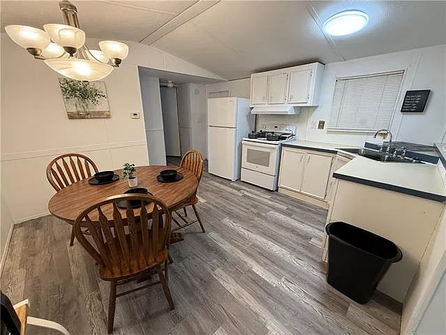 3 bed, 2.0 bath, 1100 sqft, $1,700 — Photo 3