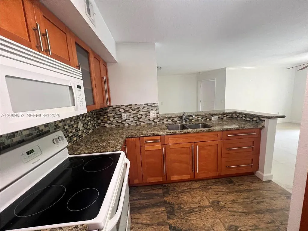 2496 Centergate Dr — Photo 2