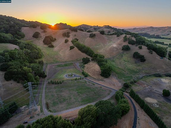 2nd image of 60 Hampton Rd